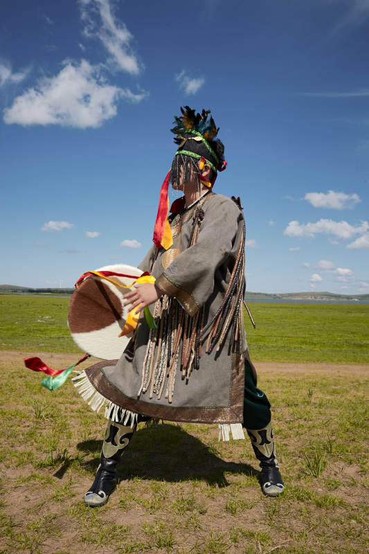 草原上的蒙古萨满祭祀表演的舞蹈舞者图片