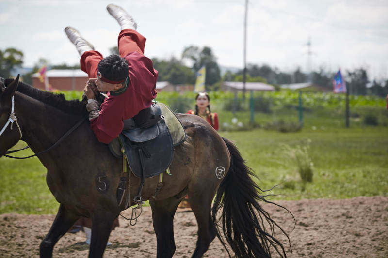河北省沽源县库伦淖尔景区的蒙古马术表演图片
