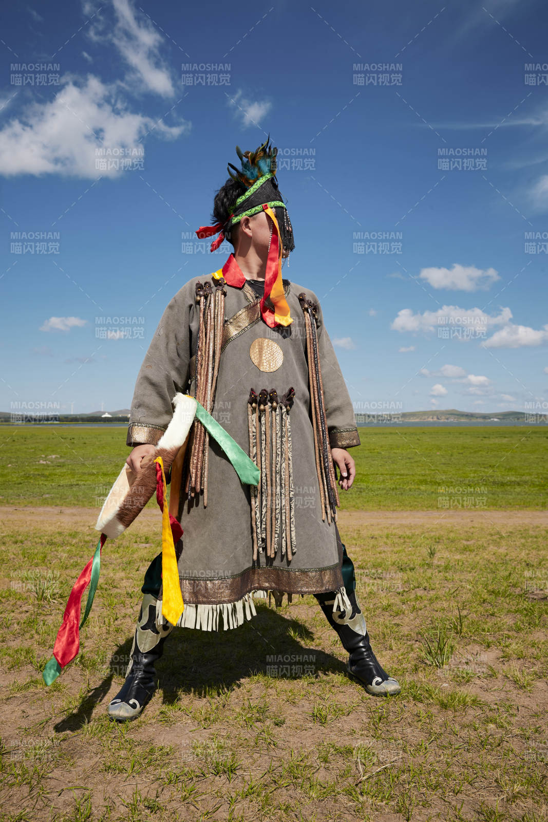 草原上的蒙古萨满祭祀表演的舞蹈舞者图片