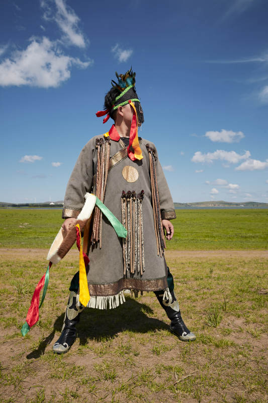 草原上的蒙古萨满祭祀表演的舞蹈舞者图片