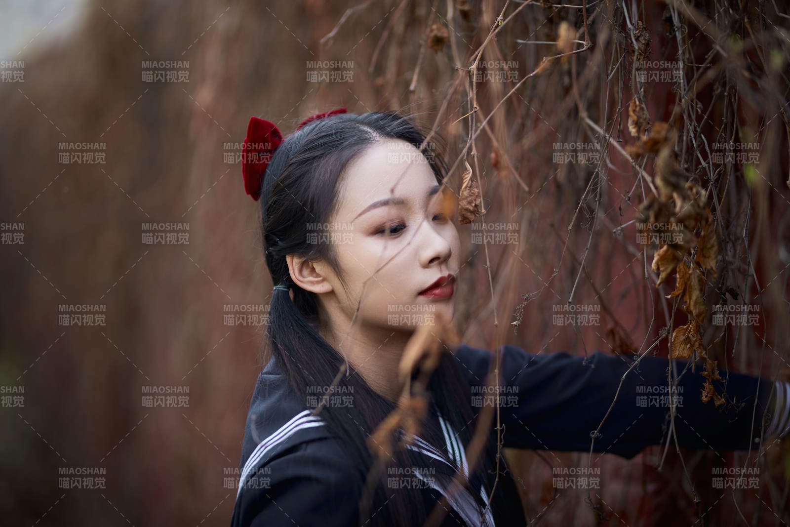 日系户外公园穿jk校服的少女图片