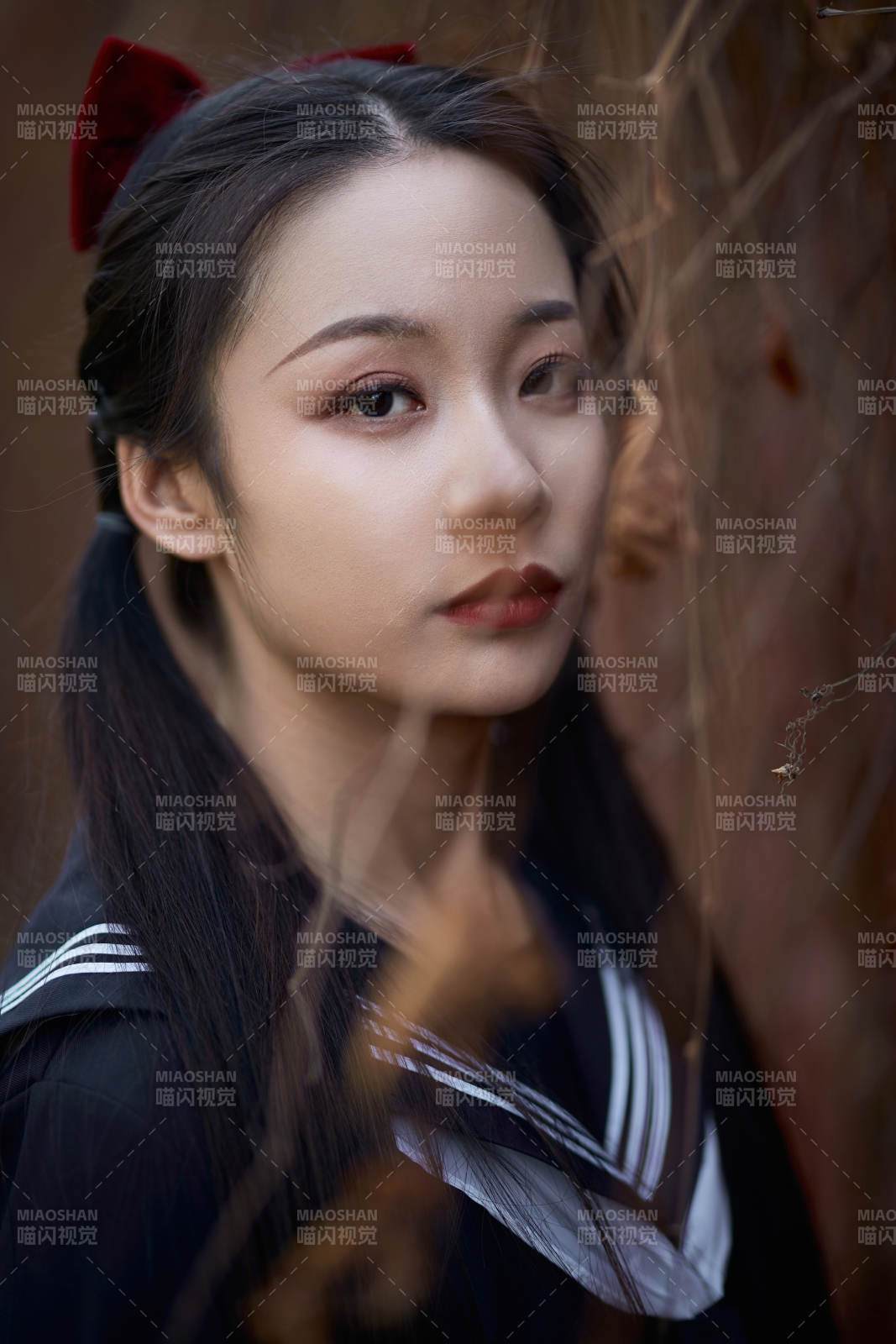 日系户外公园穿jk校服的少女图片