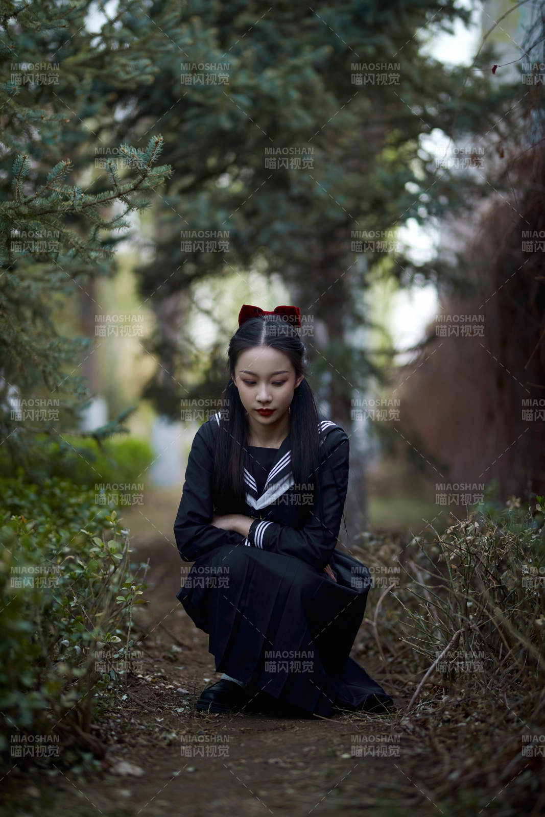 日系户外公园穿jk校服的少女图片