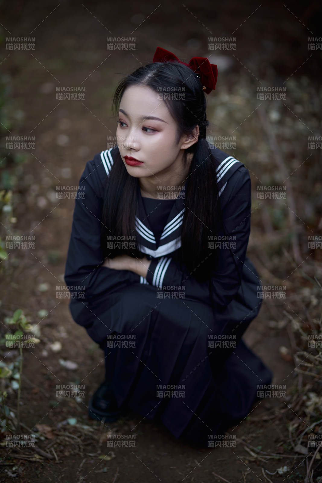 日系户外公园穿jk校服的少女图片