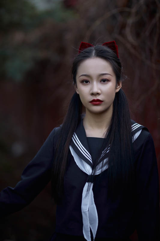 日系户外公园穿jk校服的少女图片