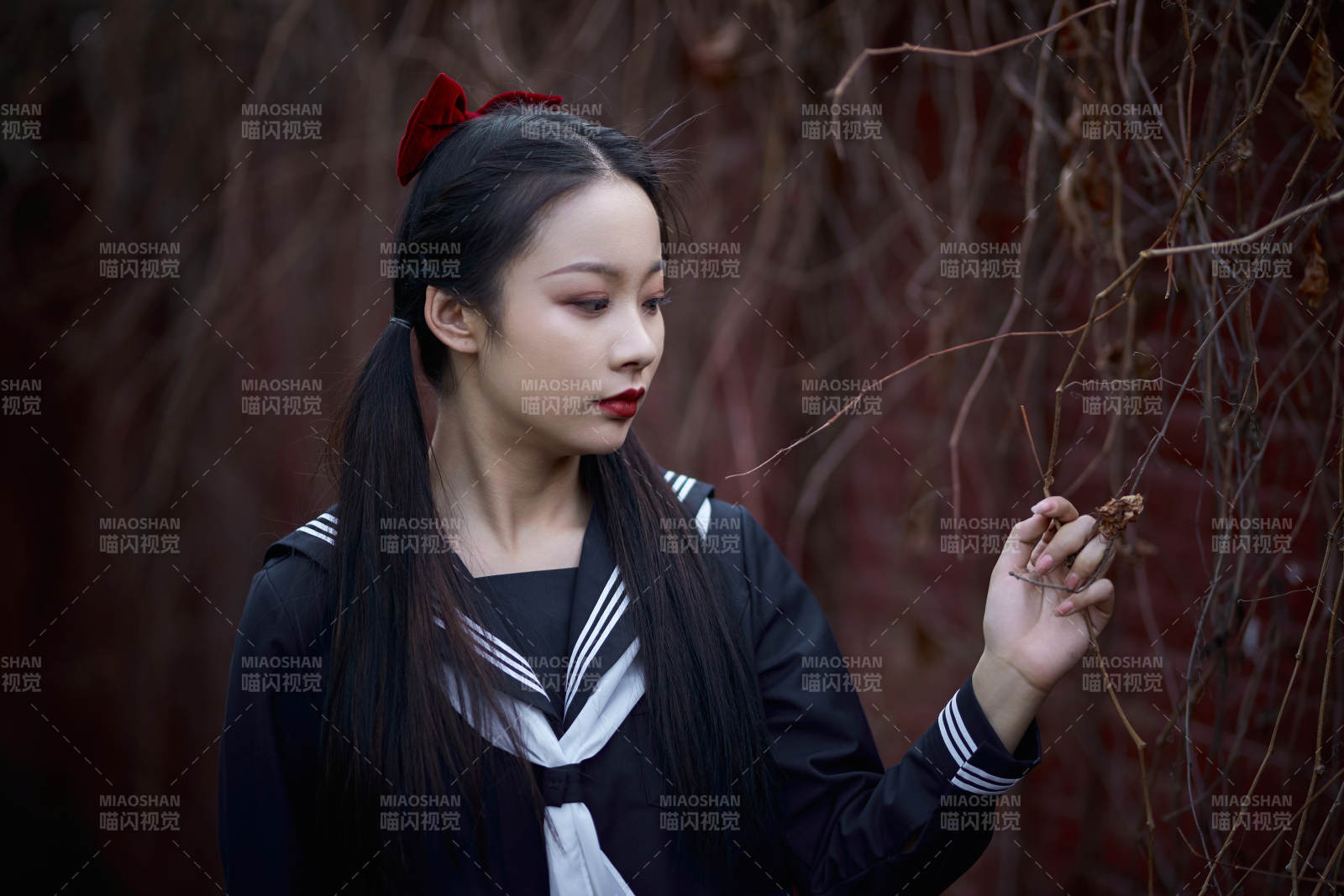 日系户外公园穿jk校服的少女图片