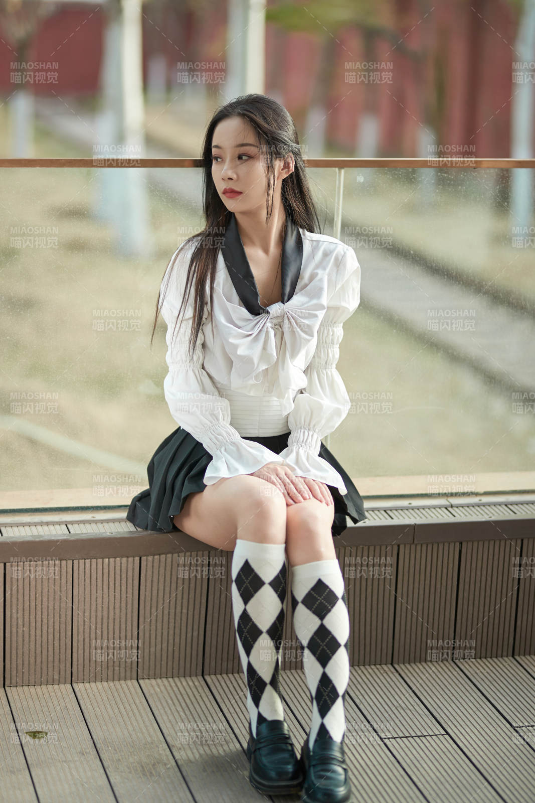 日系户外公园穿jk校服的少女图片