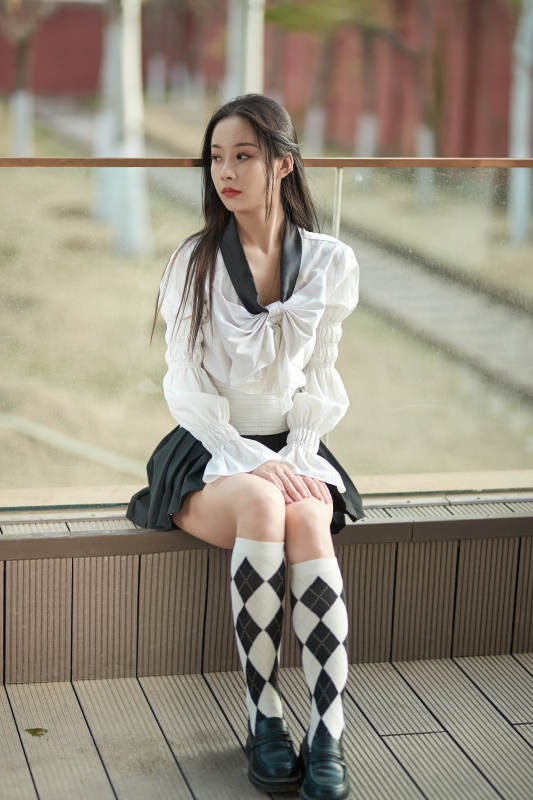 日系户外公园穿jk校服的少女图片