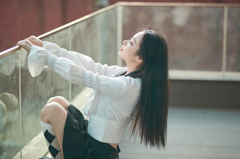 日系户外公园穿jk校服的少女图片