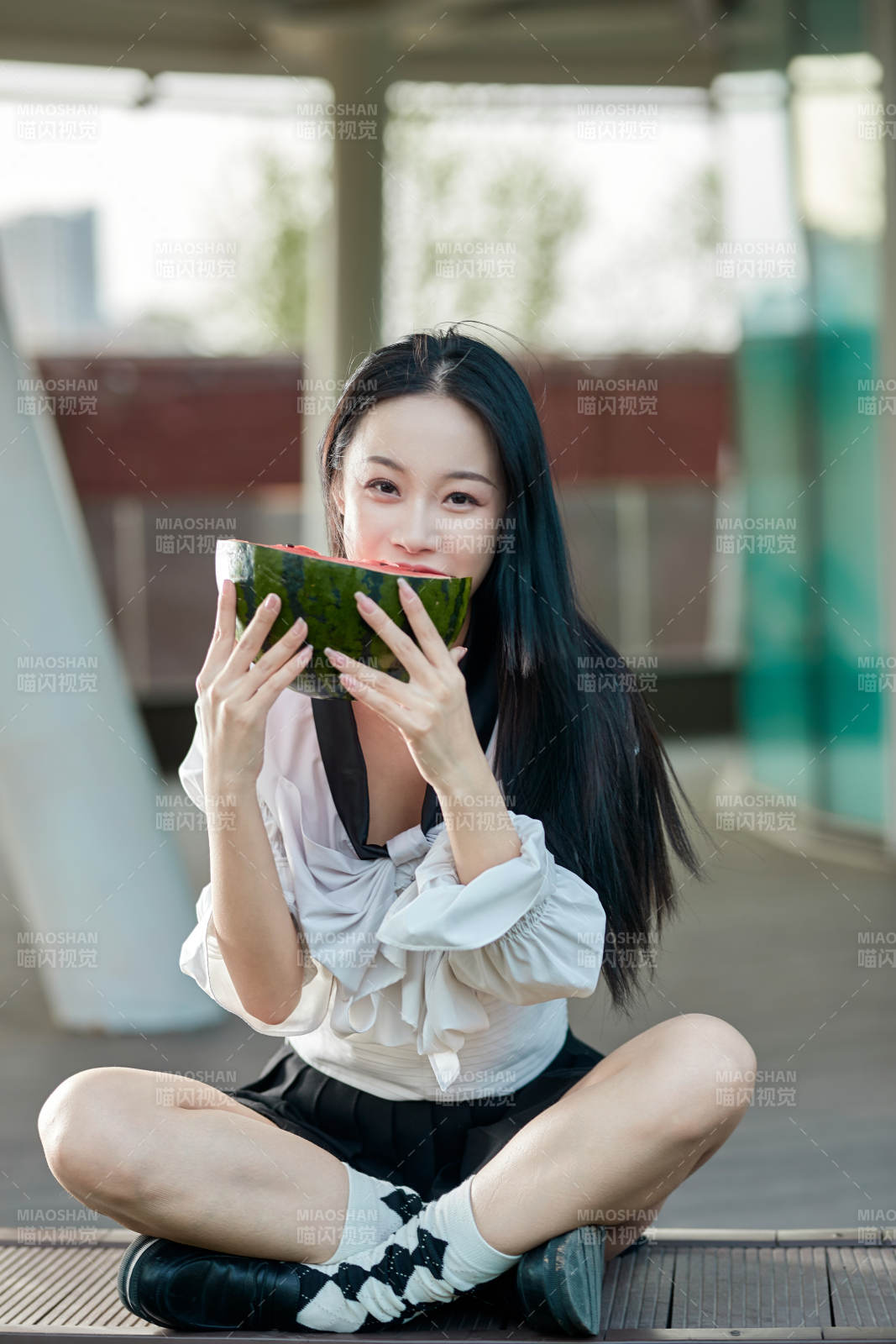 初夏户外公园吃西瓜的可爱少女图片