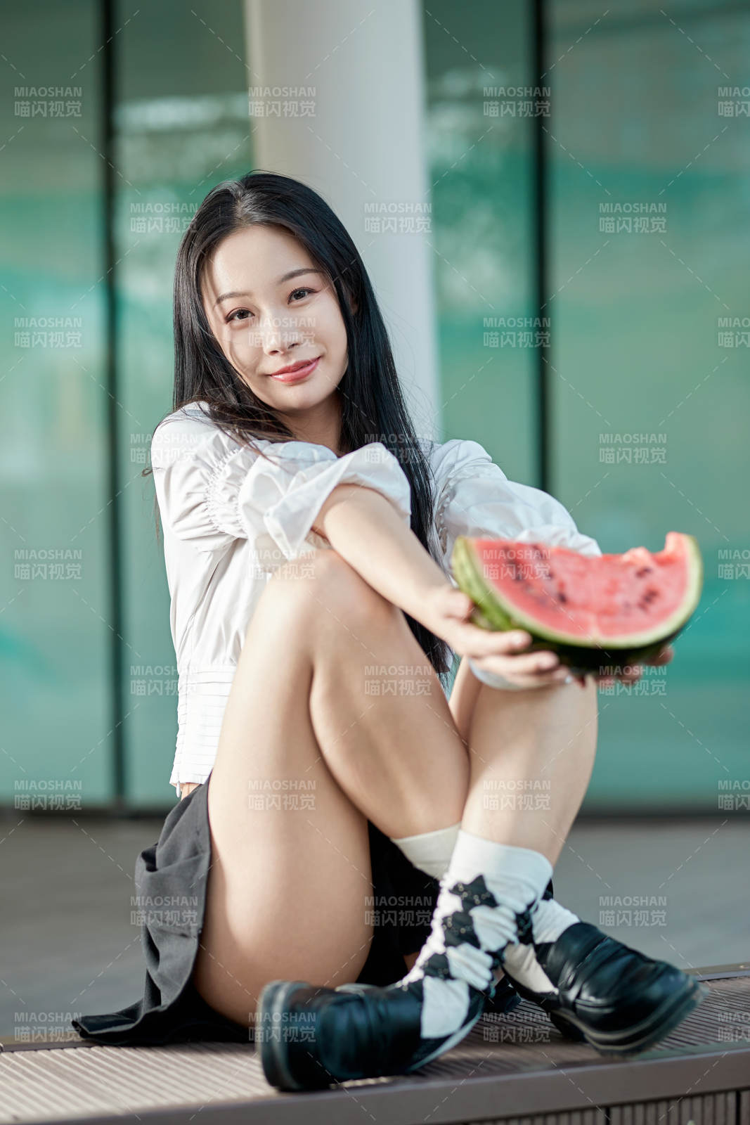 初夏户外公园吃西瓜的可爱少女图片