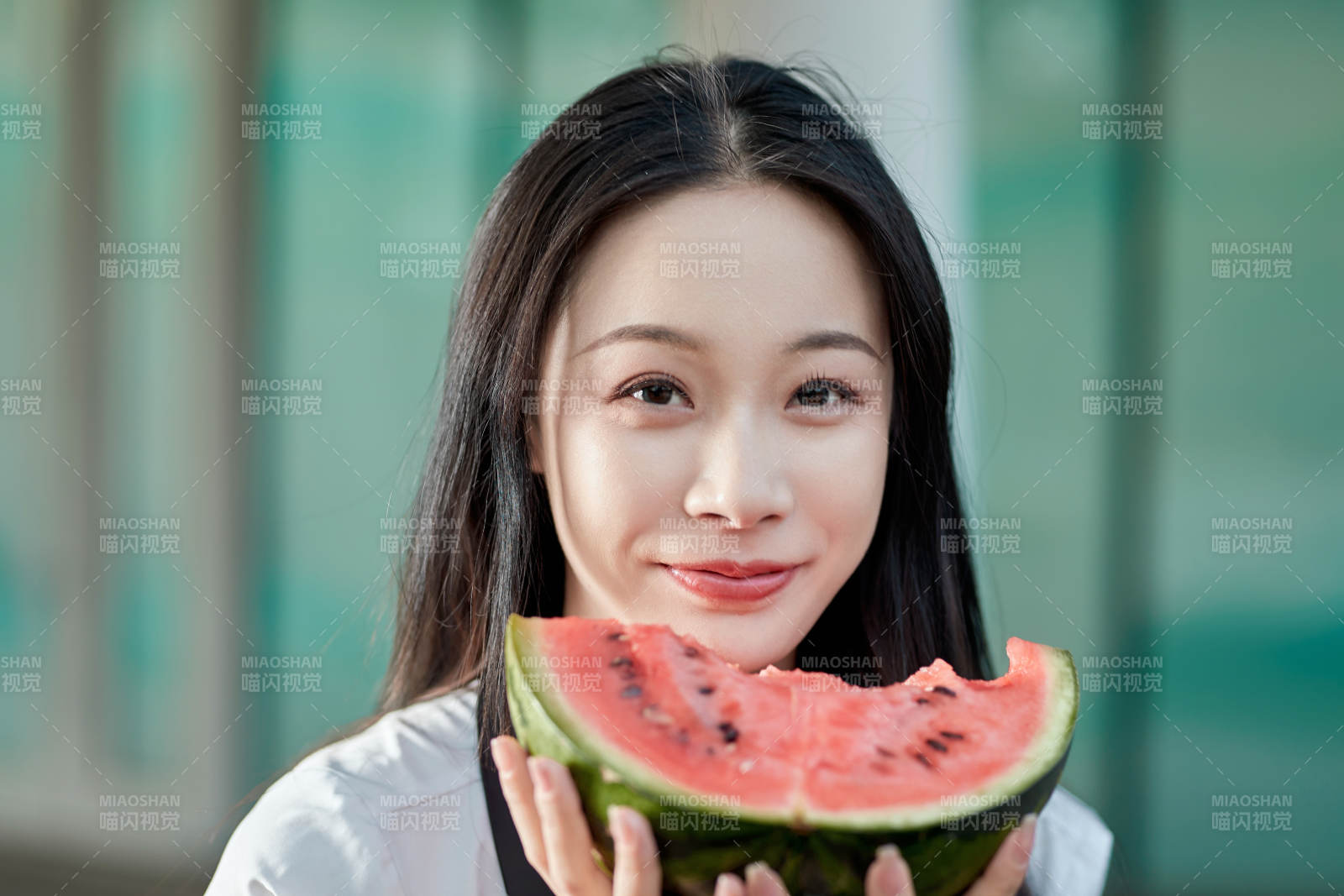 初夏户外公园吃西瓜的可爱少女图片