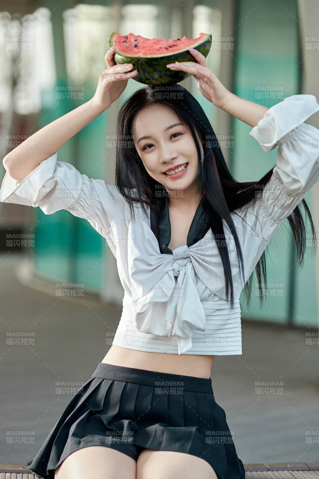 初夏户外公园吃西瓜的可爱少女图片