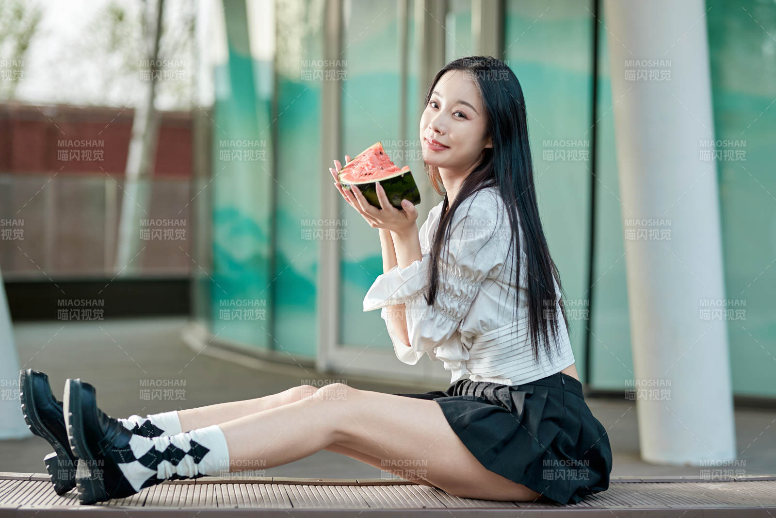 初夏户外公园吃西瓜的可爱少女图片