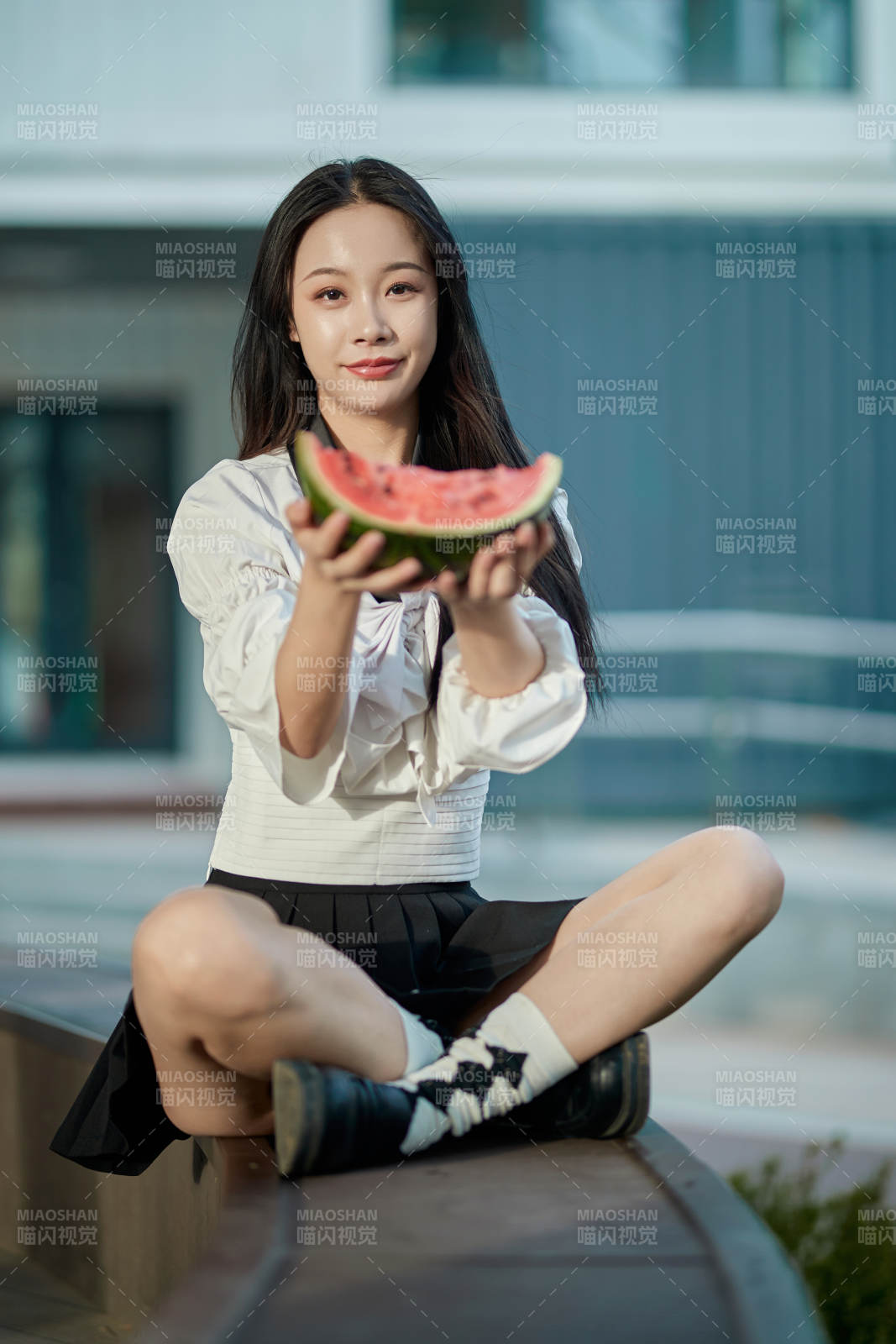 初夏户外公园吃西瓜的可爱少女图片