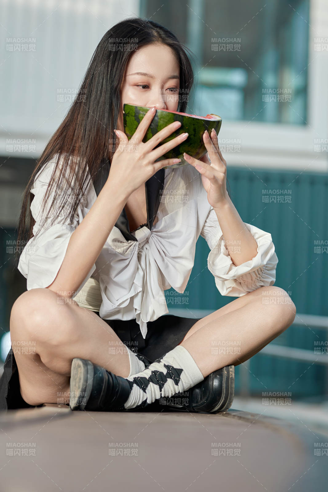 初夏户外公园吃西瓜的可爱少女图片