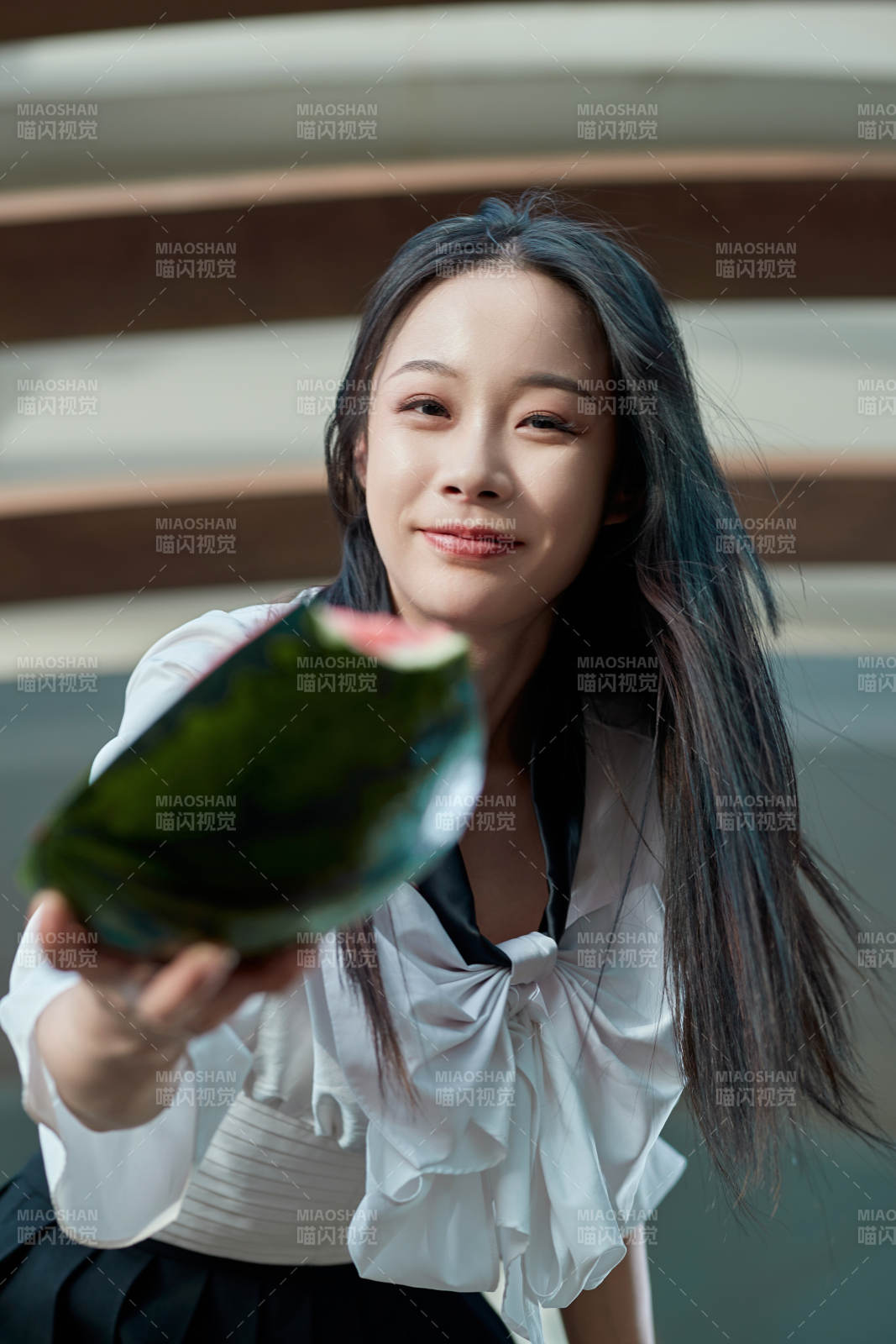 初夏户外公园吃西瓜的可爱少女图片