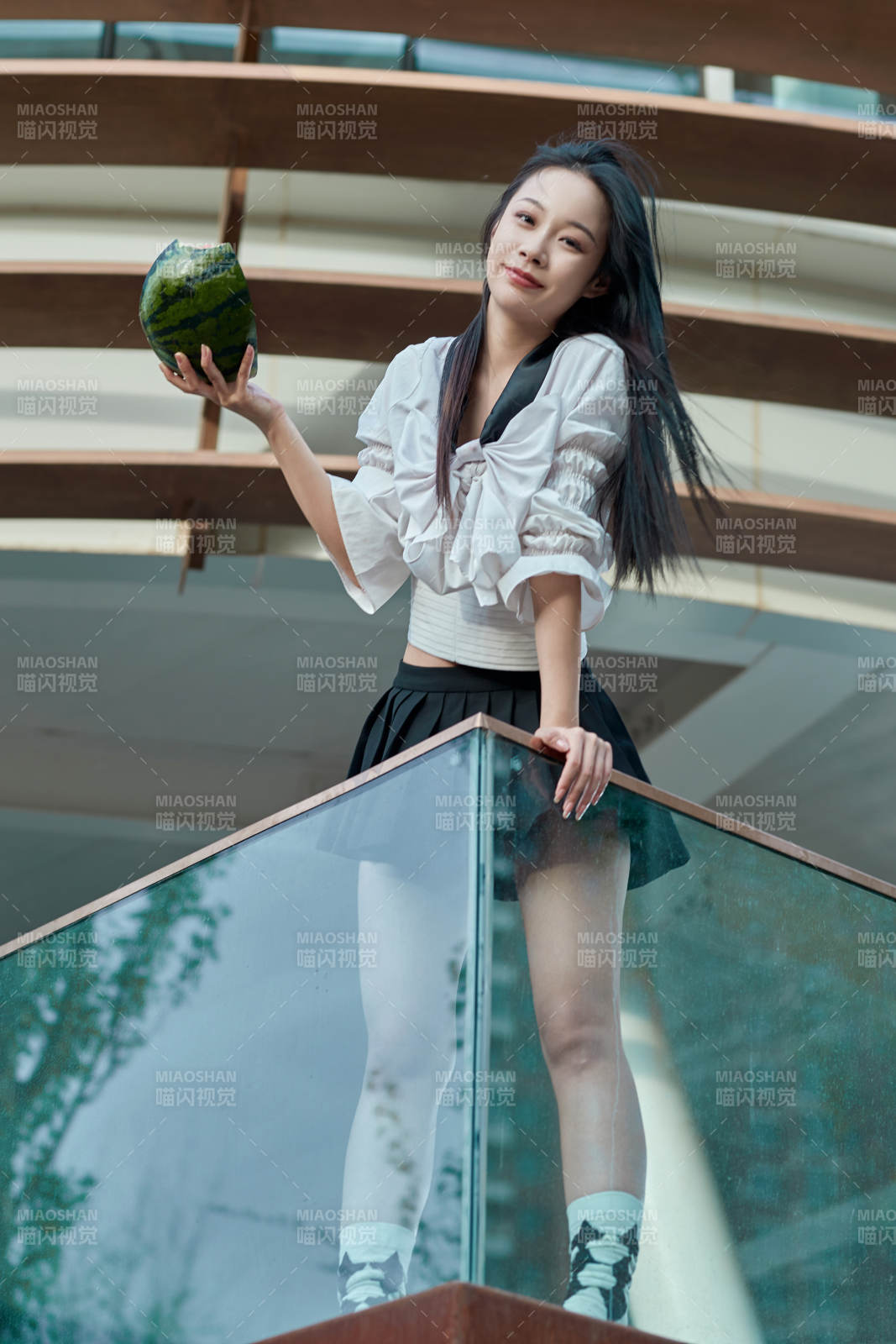 初夏户外公园吃西瓜的可爱少女图片