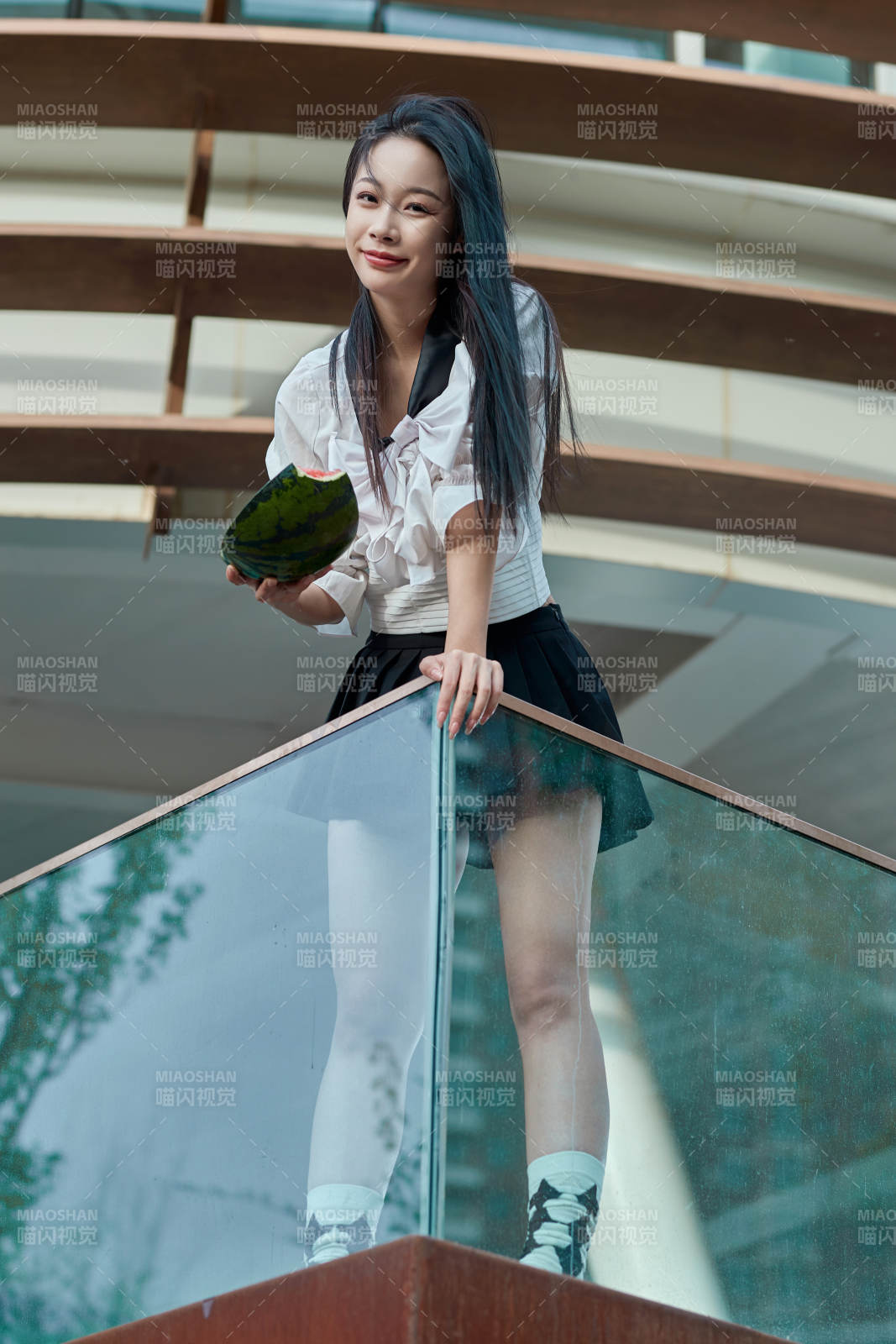 初夏户外公园吃西瓜的可爱少女图片