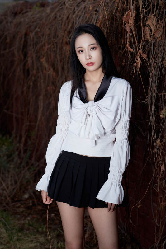 日系户外公园穿jk校服的少女图片