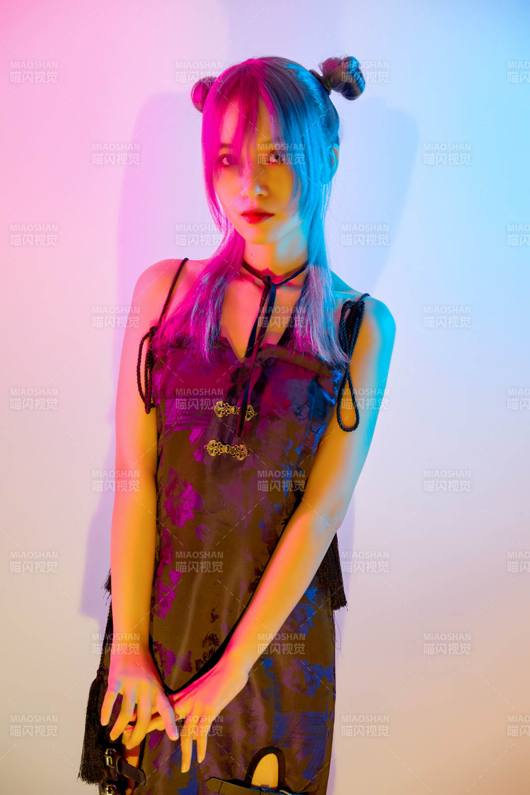 国潮风混搭赛博朋克风格的亚洲旗袍少女图片