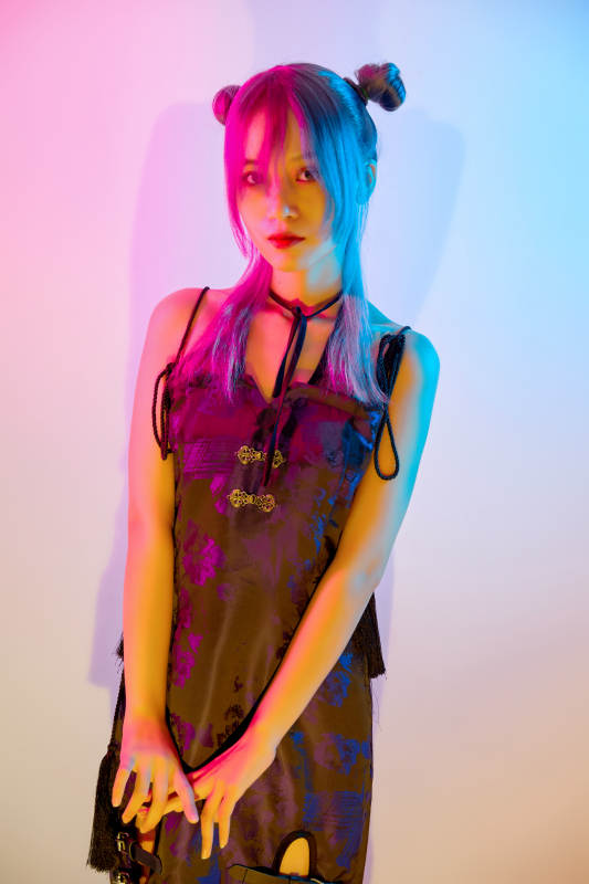 国潮风混搭赛博朋克风格的亚洲旗袍少女图片