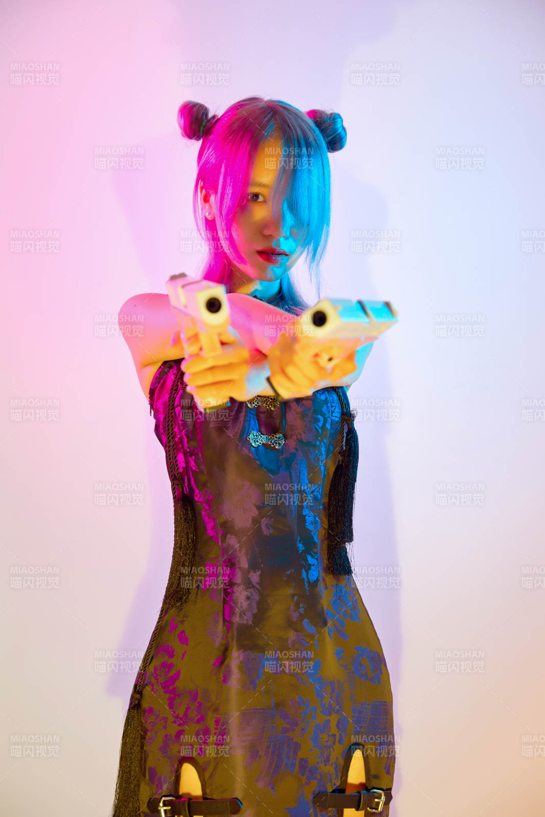 国潮风混搭赛博朋克风格的亚洲旗袍少女图片