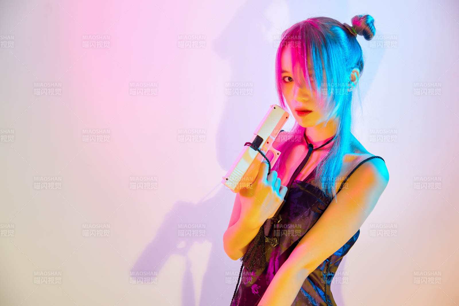 国潮风混搭赛博朋克风格的亚洲旗袍少女图片