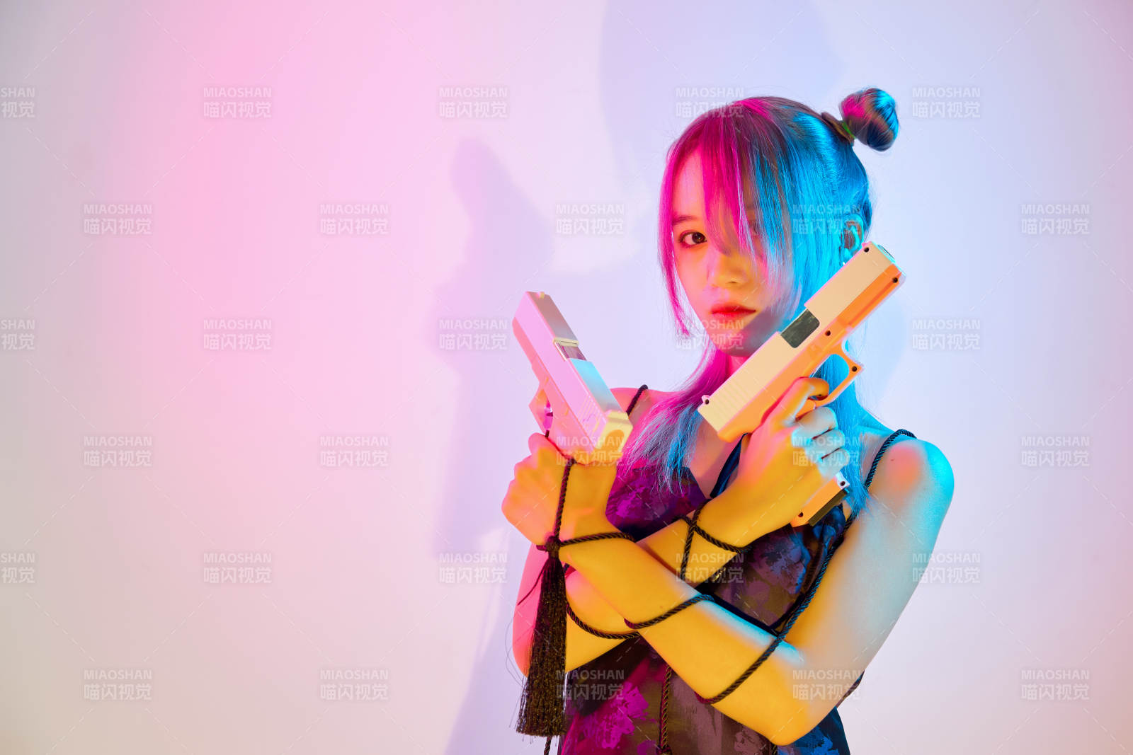 国潮风混搭赛博朋克风格的亚洲旗袍少女图片