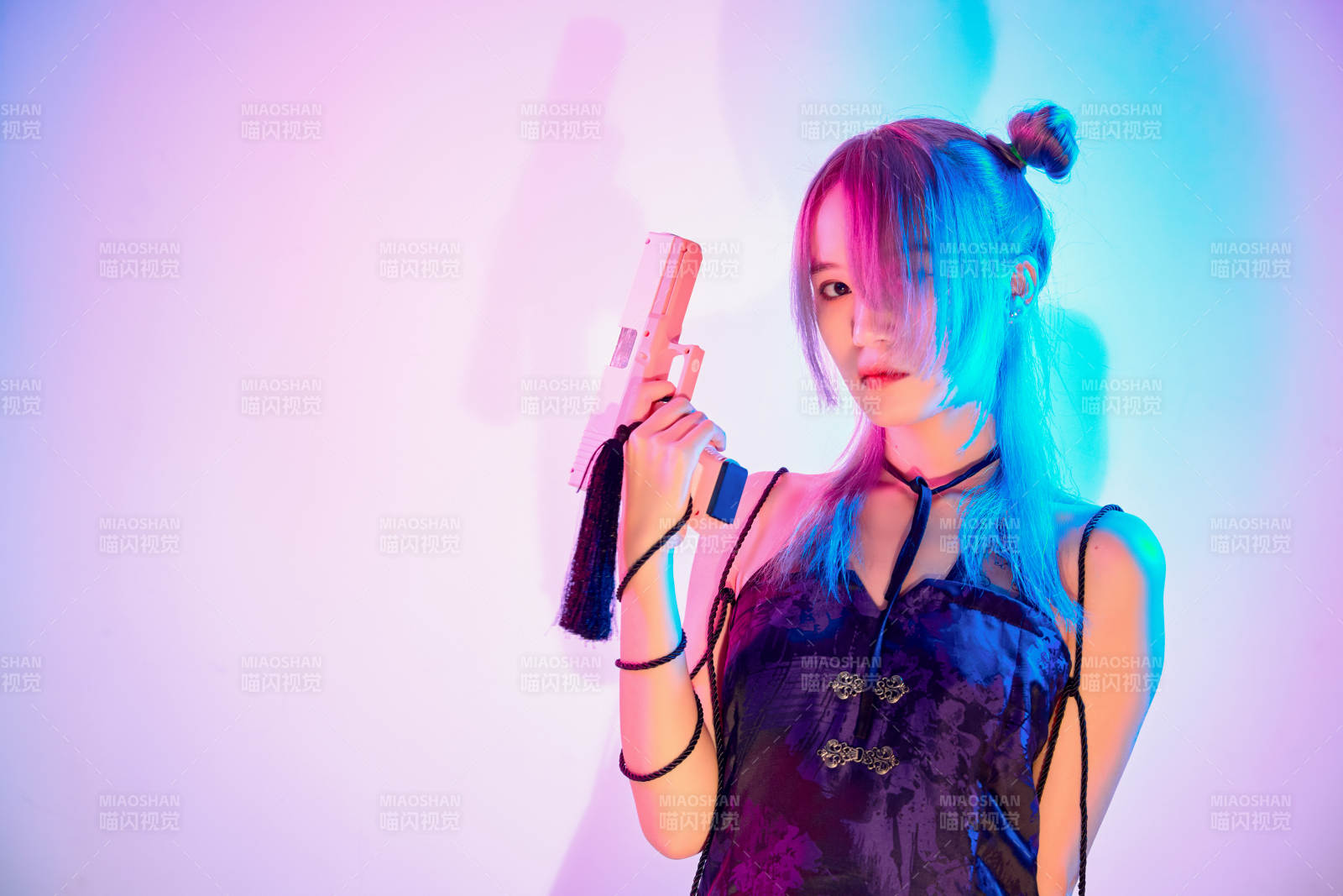 国潮风混搭赛博朋克风格的亚洲旗袍少女图片