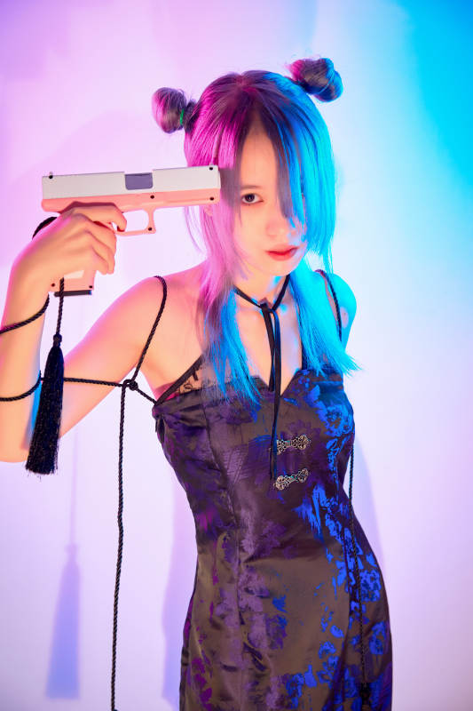 国潮风混搭赛博朋克风格的亚洲旗袍少女图片