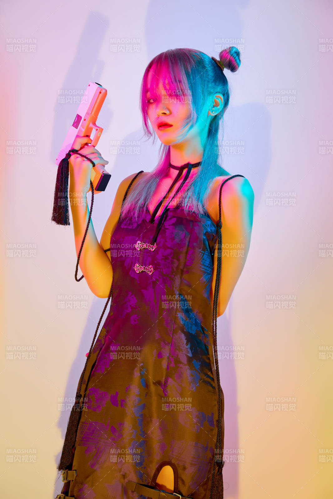 国潮风混搭赛博朋克风格的亚洲旗袍少女图片