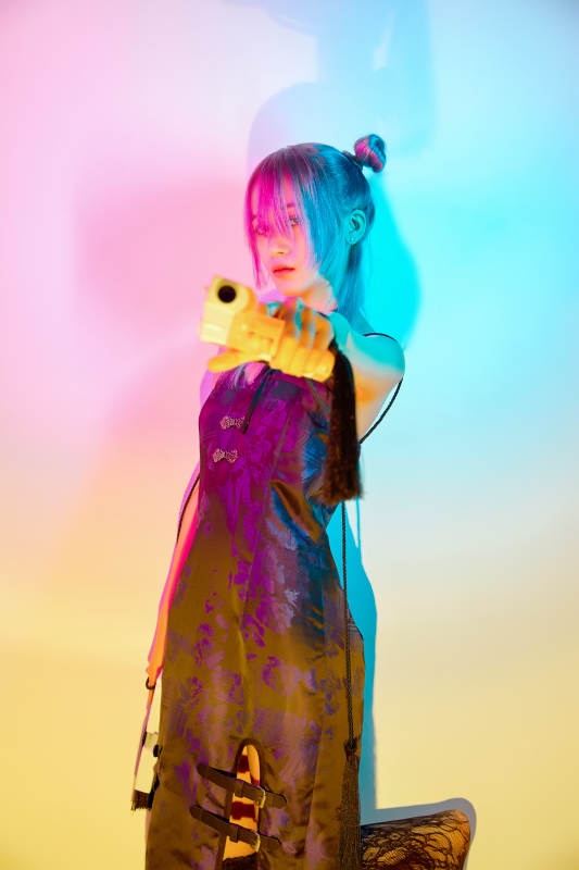 国潮风混搭赛博朋克风格的亚洲旗袍少女图片