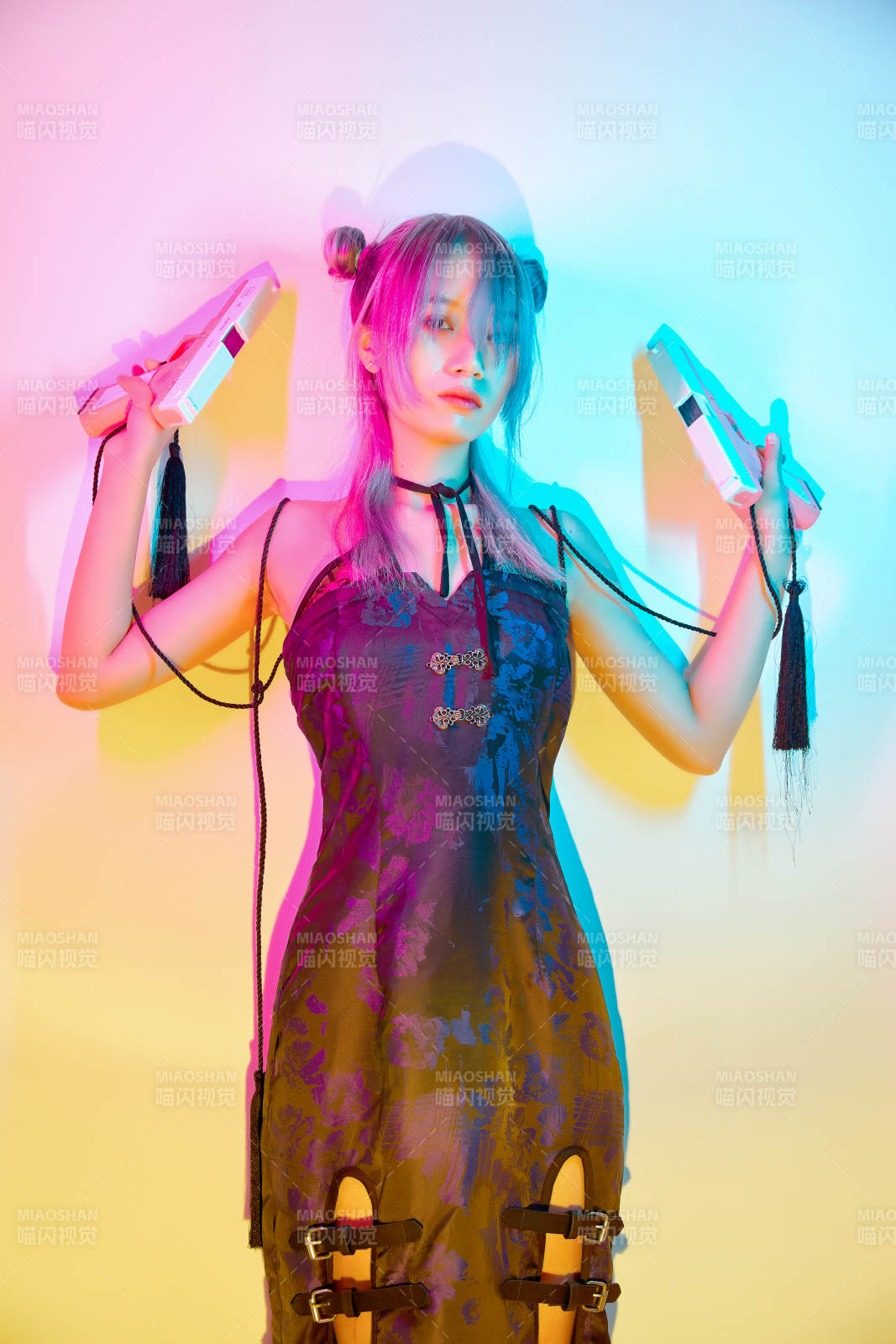 国潮风混搭赛博朋克风格的亚洲旗袍少女图片