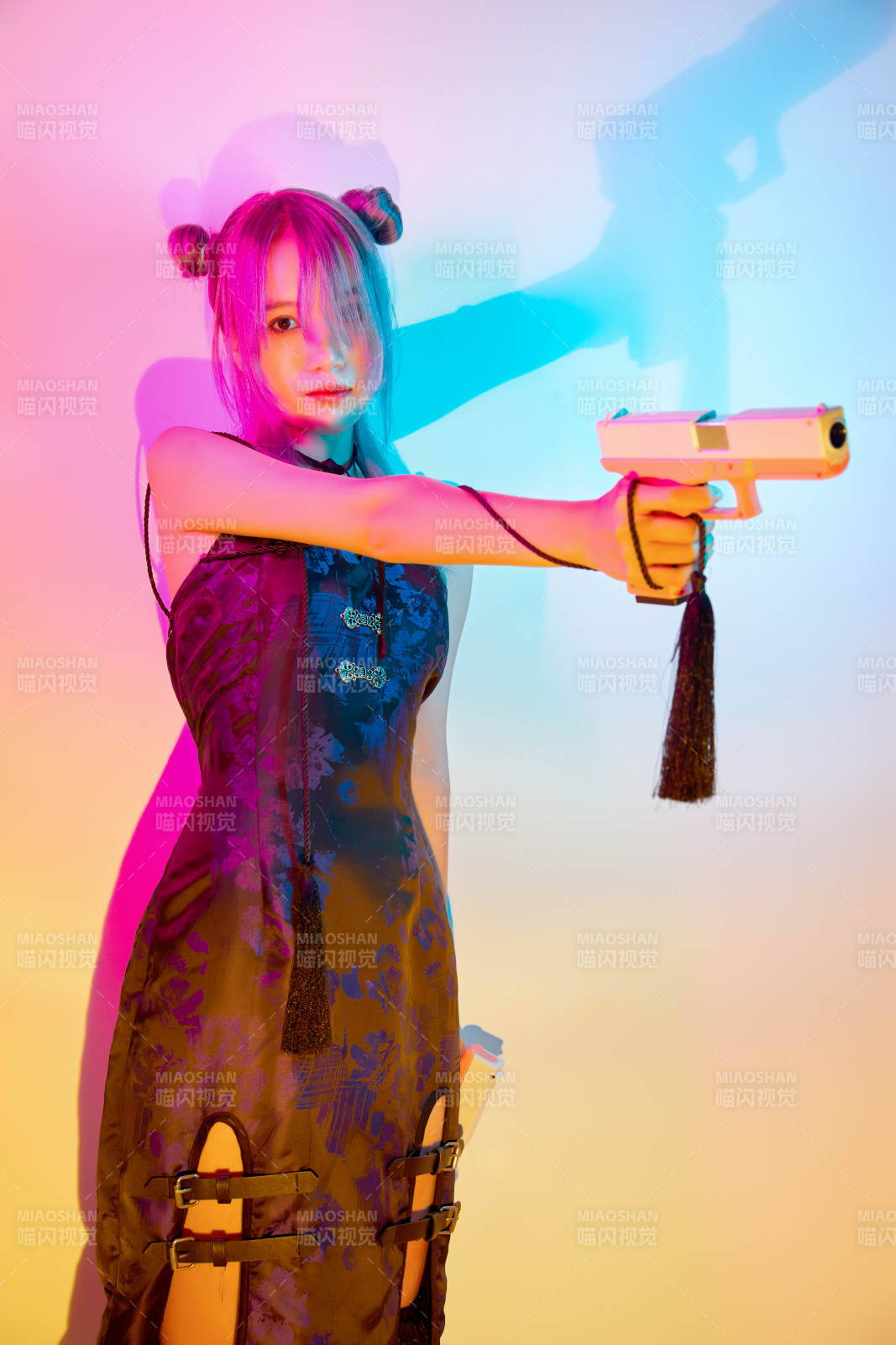 国潮风混搭赛博朋克风格的亚洲旗袍少女图片