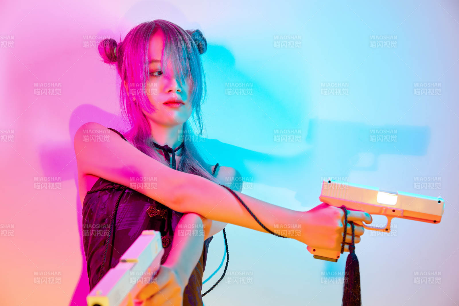 国潮风混搭赛博朋克风格的亚洲旗袍少女图片