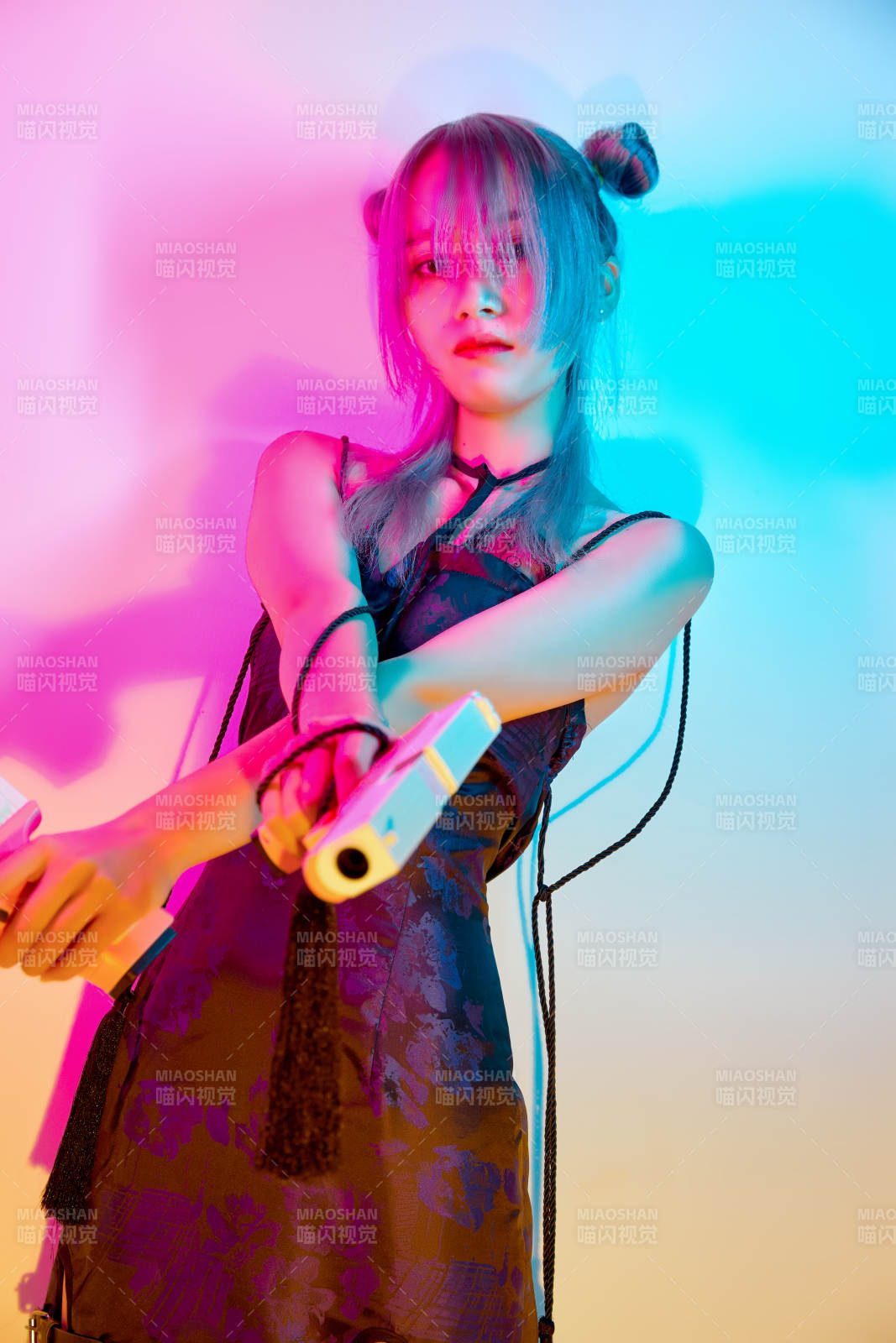 国潮风混搭赛博朋克风格的亚洲旗袍少女图片