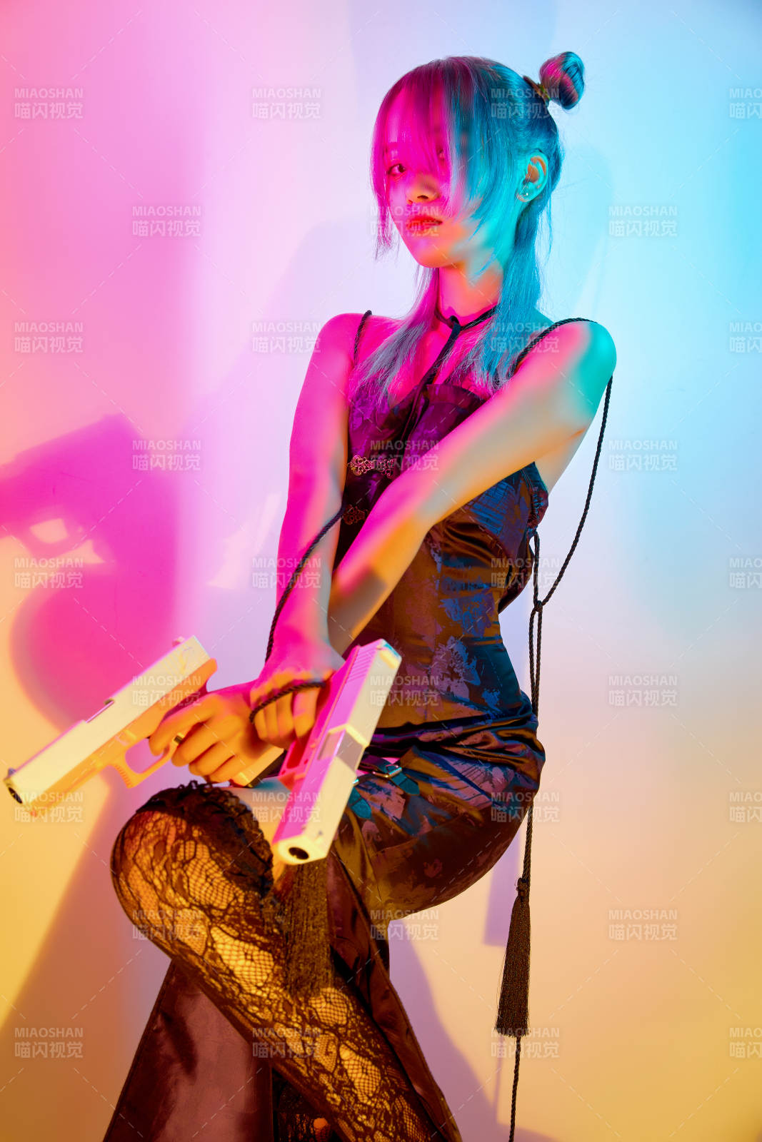 国潮风混搭赛博朋克风格的亚洲旗袍少女图片