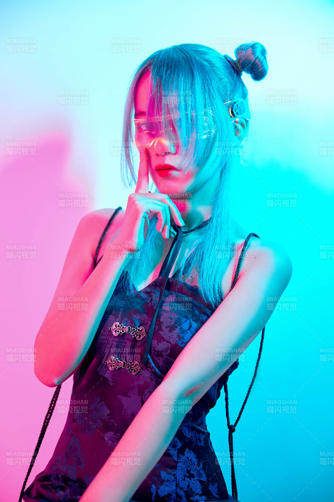 国潮风混搭赛博朋克风格的亚洲旗袍少女图片