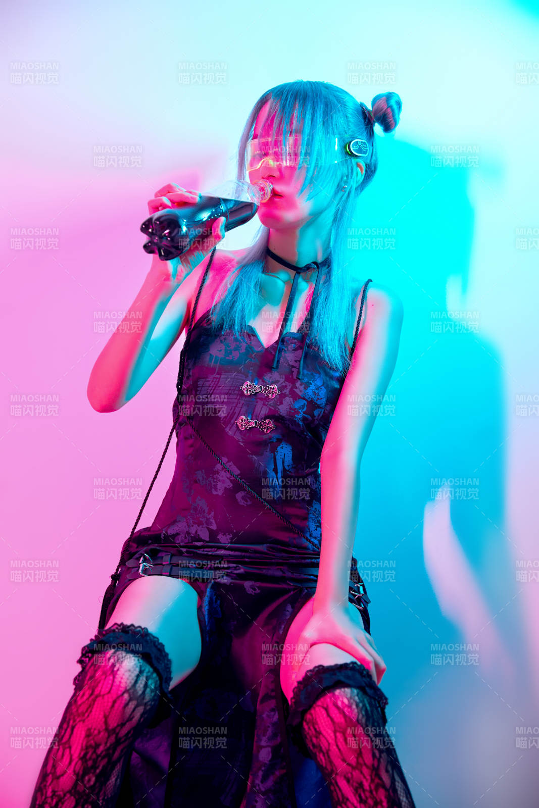 国潮风混搭赛博朋克风格的亚洲旗袍少女图片