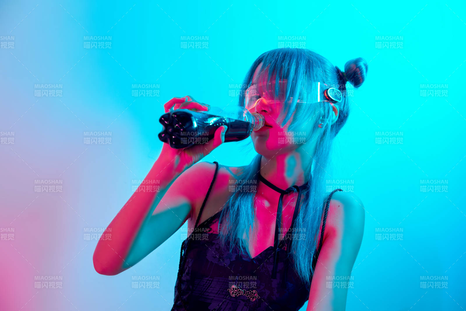 国潮风混搭赛博朋克风格的亚洲旗袍少女图片