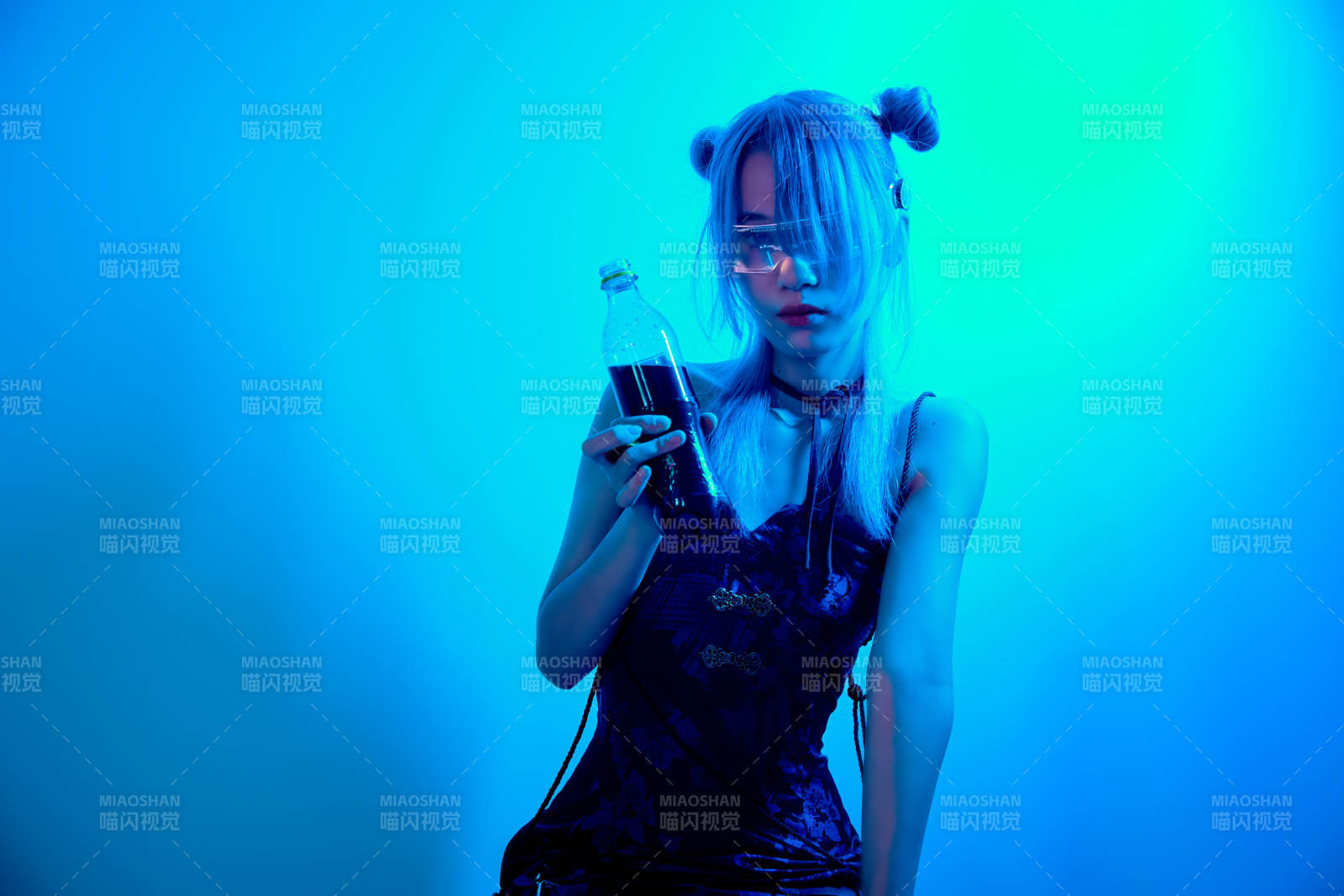 国潮风混搭赛博朋克风格的亚洲旗袍少女图片