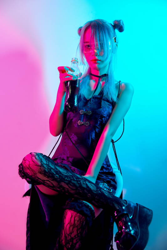 国潮风混搭赛博朋克风格的亚洲旗袍少女图片