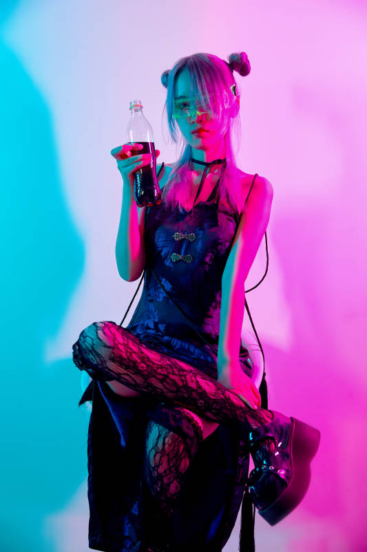 国潮风混搭赛博朋克风格的亚洲旗袍少女图片