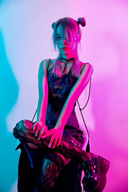 国潮风混搭赛博朋克风格的亚洲旗袍少女图片