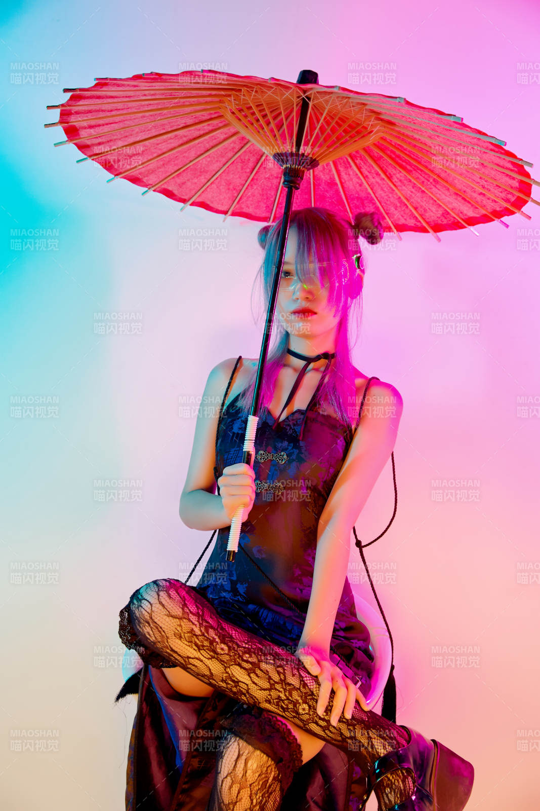 国潮风混搭赛博朋克风格的亚洲旗袍少女图片