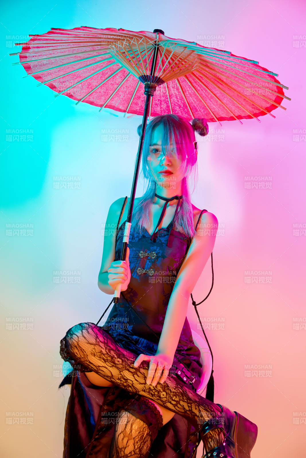 国潮风混搭赛博朋克风格的亚洲旗袍少女图片