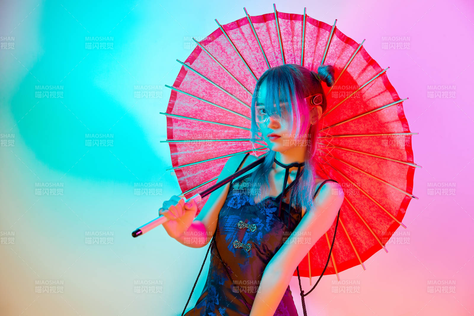 国潮风混搭赛博朋克风格的亚洲旗袍少女图片