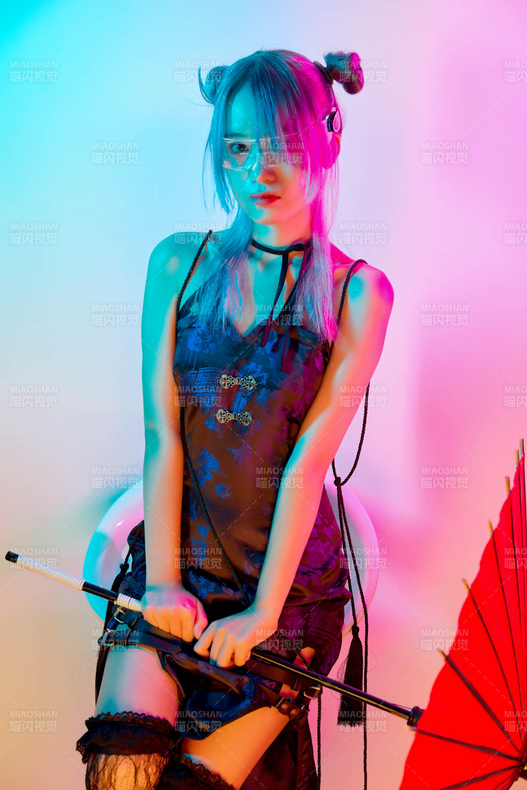 国潮风混搭赛博朋克风格的亚洲旗袍少女图片