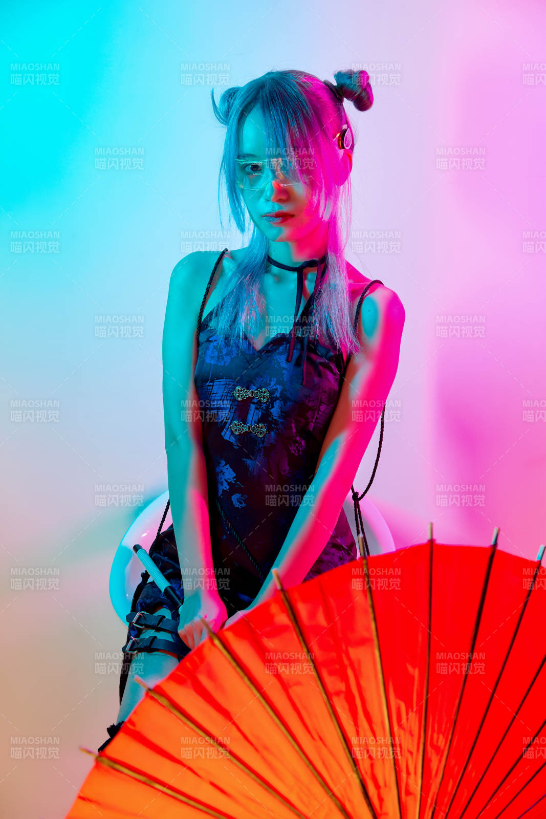 国潮风混搭赛博朋克风格的亚洲旗袍少女图片